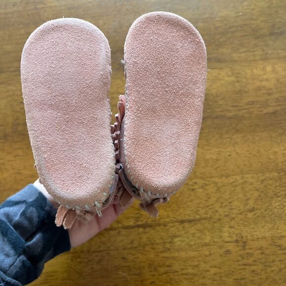 Minnetonka Moccasins boots pale pink rose baby girl size 2‎ - Picture 4 of 5